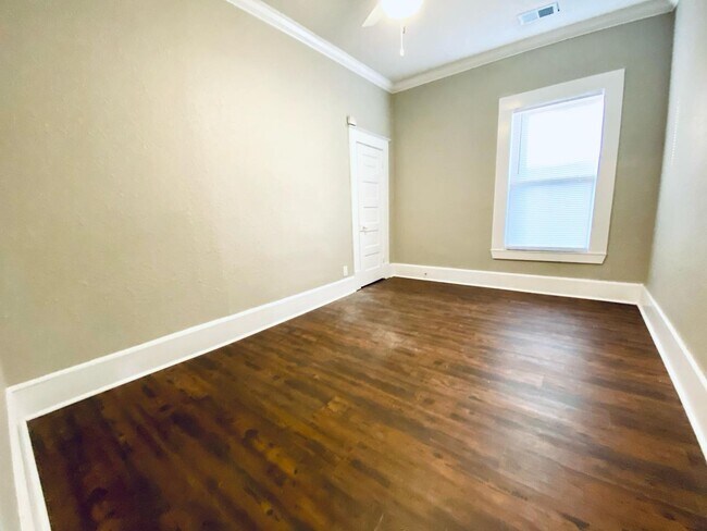 Building Photo - 3 bedroom, 2 bathroom recently updated in Cooper Young