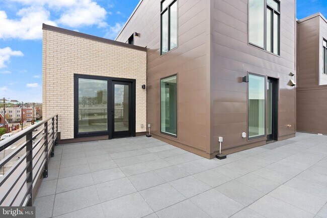 Building Photo - 701 N Henry St