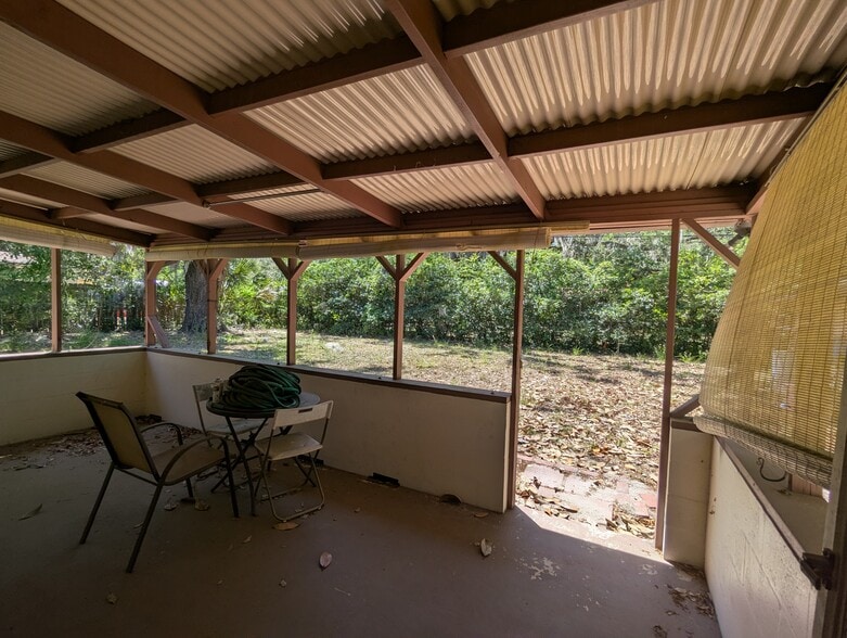 Building Photo - 2002 NE 15th Ter