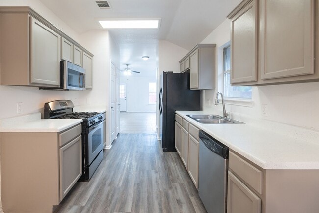 Building Photo - Nestled in Round Rock neighborhood.