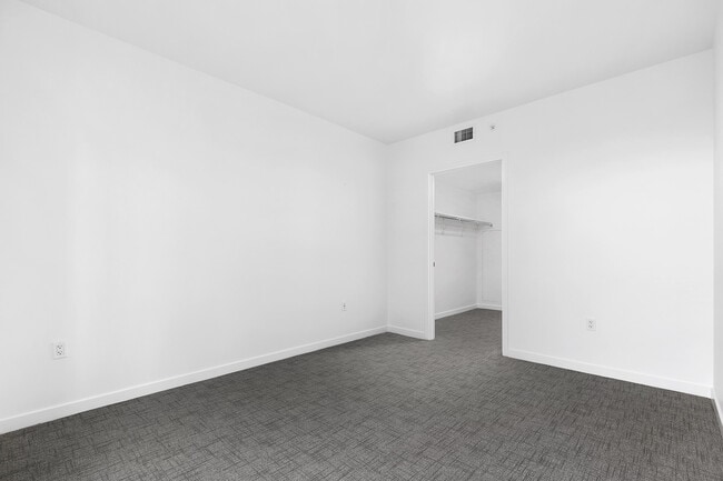 Building Photo - Nexus Condominium - 1 bedroom + den