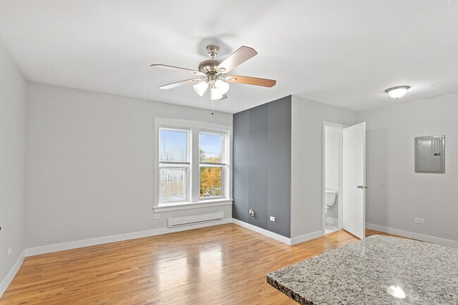 Building Photo - 7450 N Greenview Ave