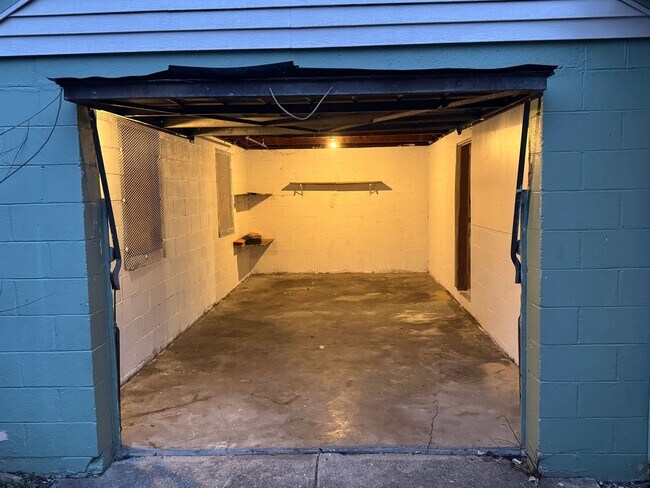 Building Photo - 274 Wrexham Ave