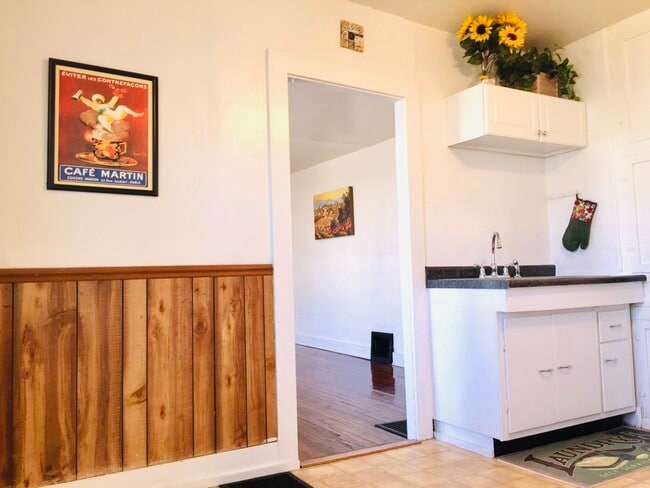 Kitchen - 3025 Crescent Ave