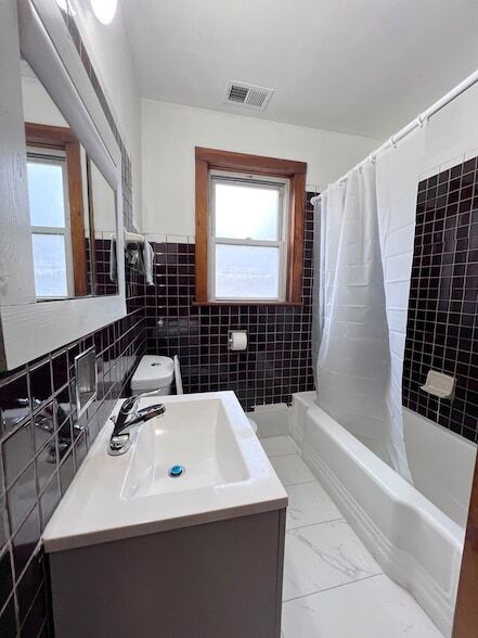 Building Photo - 5217 S Hermitage Ave