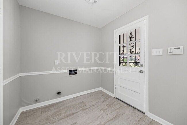 Building Photo - Renovated Gem! This 4-bed, 1.5-bath home!!!!! Section 8 Welcomed!!!!