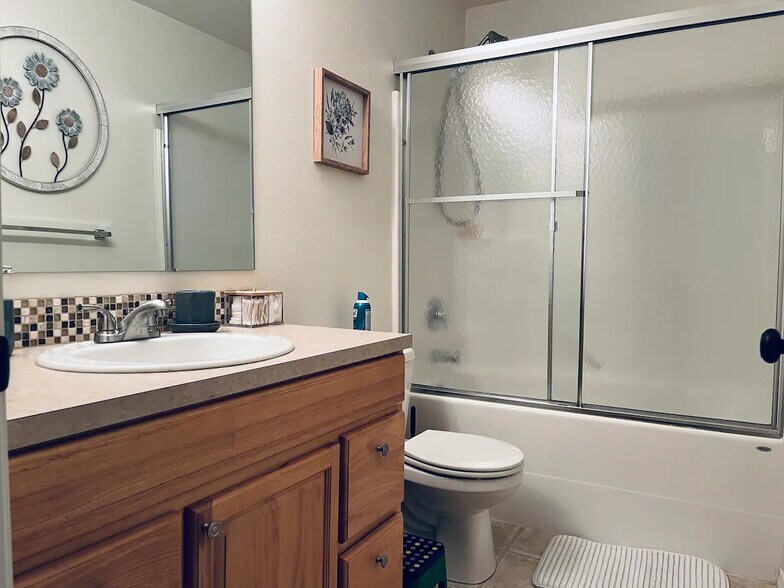 2.5 baths with full tub/shower - 204 SW Moorea Ln