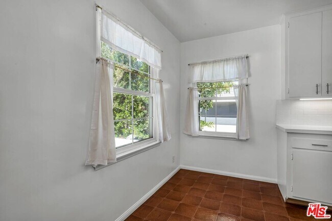 Building Photo - 315 26th St