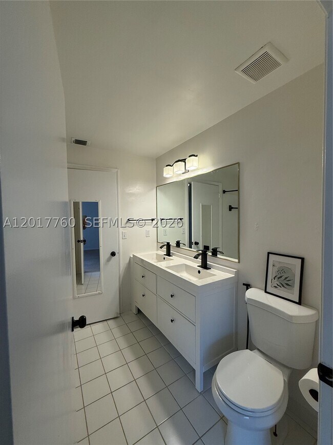 Building Photo - 1561 Sorrento Dr