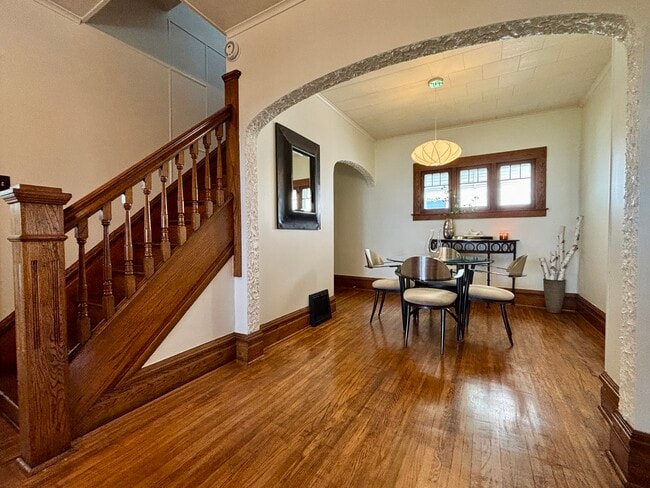 Building Photo - 925 S Cass St