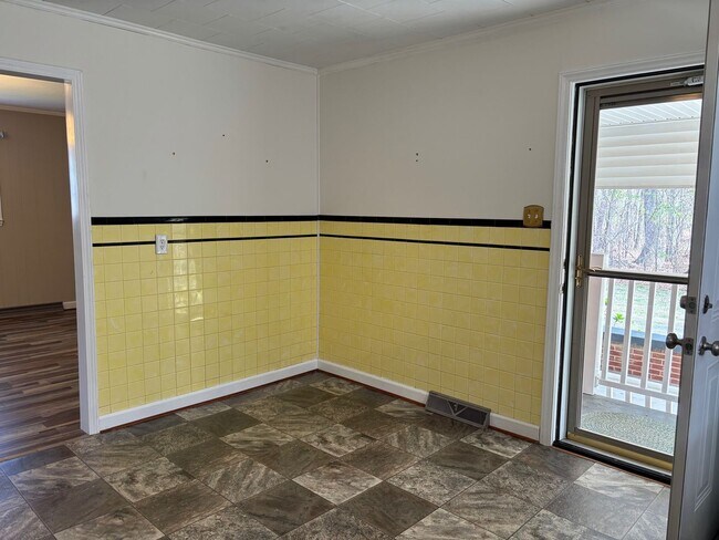 Building Photo - 3 BED, 1 BATH BRICK HOME