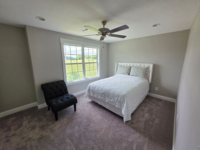 Building Photo - 3/2.5 home in beautiful Jonesborough
