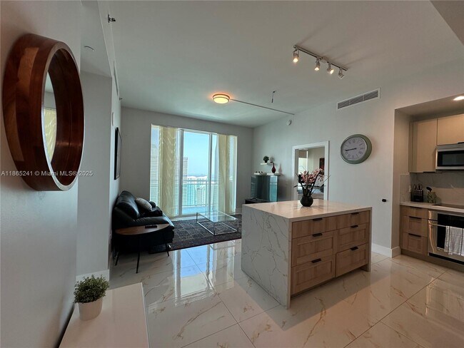 Building Photo - 950 Brickell Bay Dr