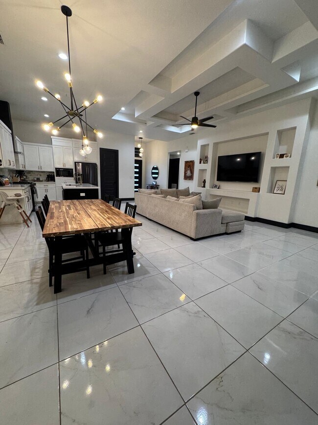 Building Photo - 421 Placido Dr