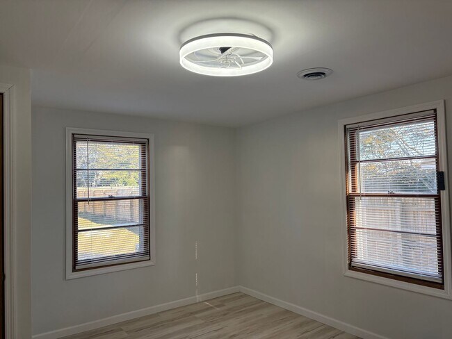 Building Photo - 2 Bedroom 1 Bath Home in Jarvisburg $1975/mo