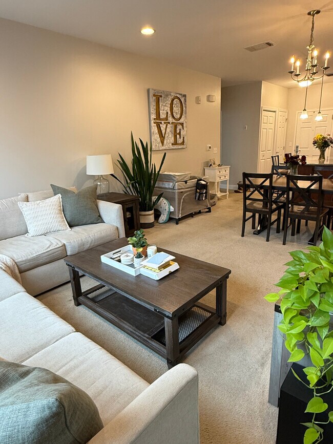 Building Photo - 300 W Elm St