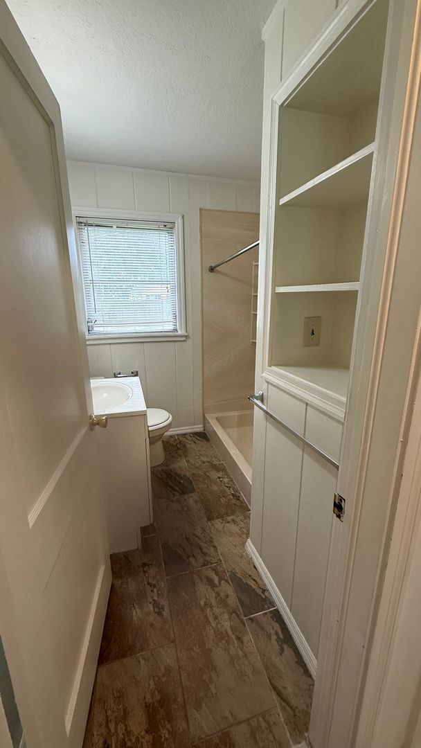 Building Photo - Annual 2 Bedroom + Den / 2 Bath Home – Sar...