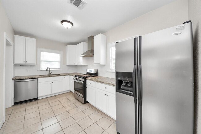Building Photo - 2622 Rosedale St