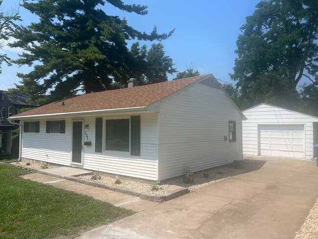 Building Photo - 721 6th St