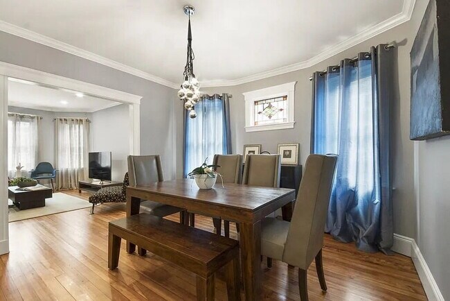 Building Photo - Comfortable and Spacious Rental Opportunity
