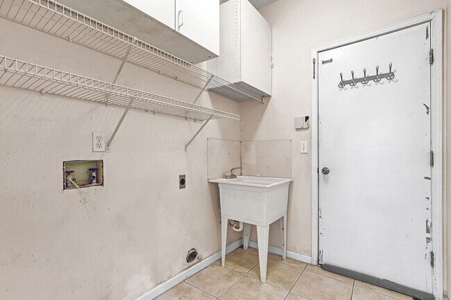 Building Photo - Great 4 bedroom/ 2 bathroom home in Eagle Harbor