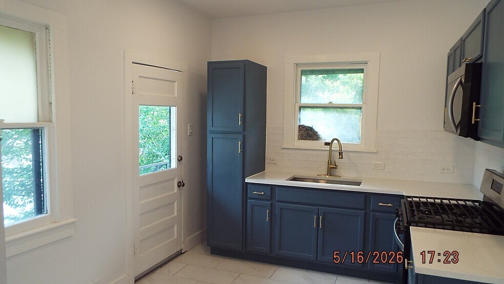 Building Photo - 940 W Mulberry Ave