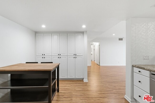 Building Photo - 5009 Woodman Ave