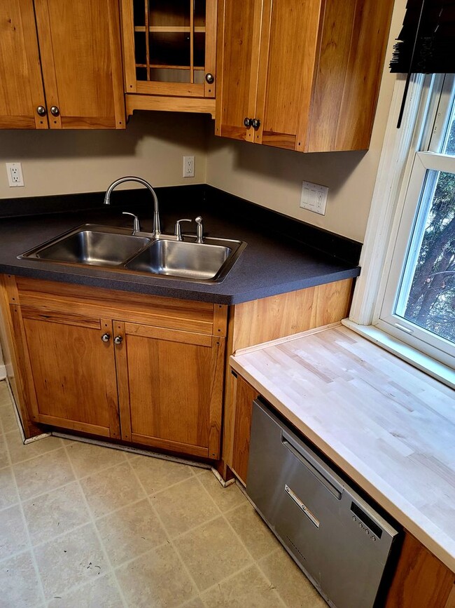 Building Photo - Charming 4 Bedroom on the North Side of Ma...