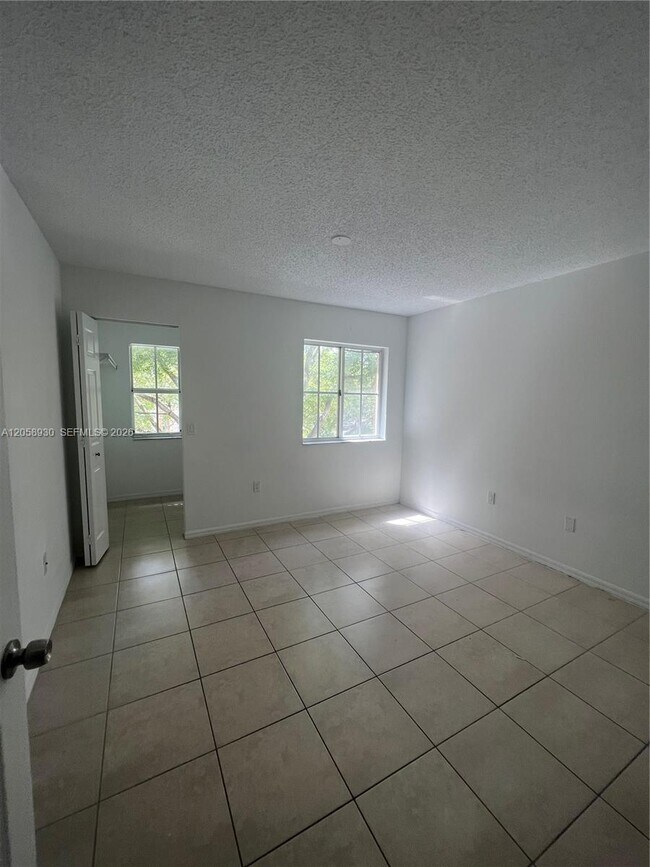 Building Photo - 2427 Centergate Dr