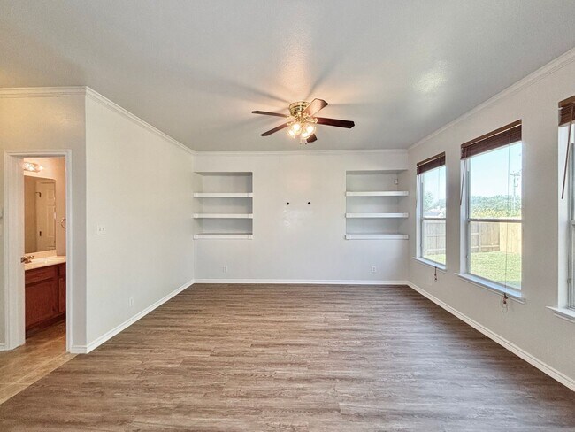Building Photo - Spacious 3 bedroom home!