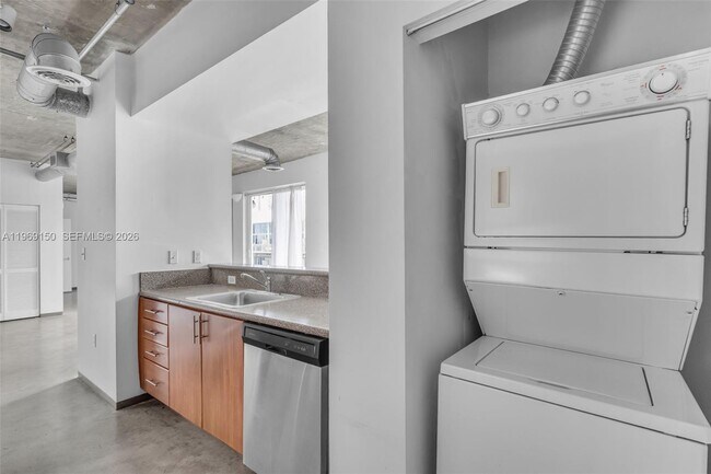 Building Photo - 455 NE 25th St