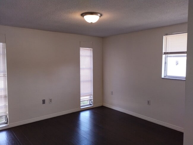 Building Photo - Charming 2BR / 2BA home with 1,455 sq ft of living space just minutes from the Gulf of America!