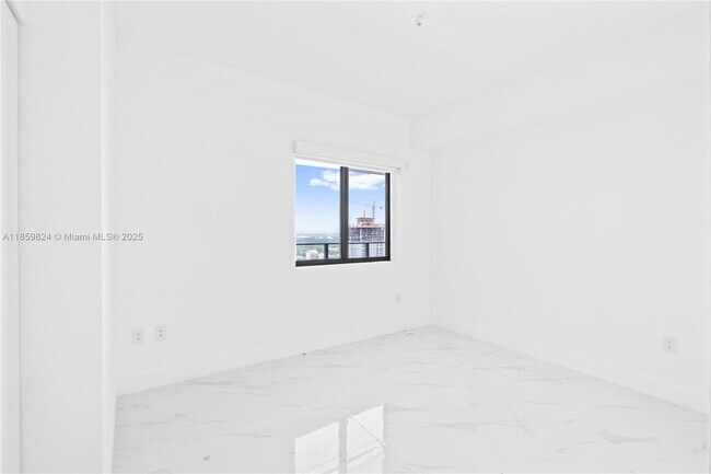Building Photo - 700 NE 24th St