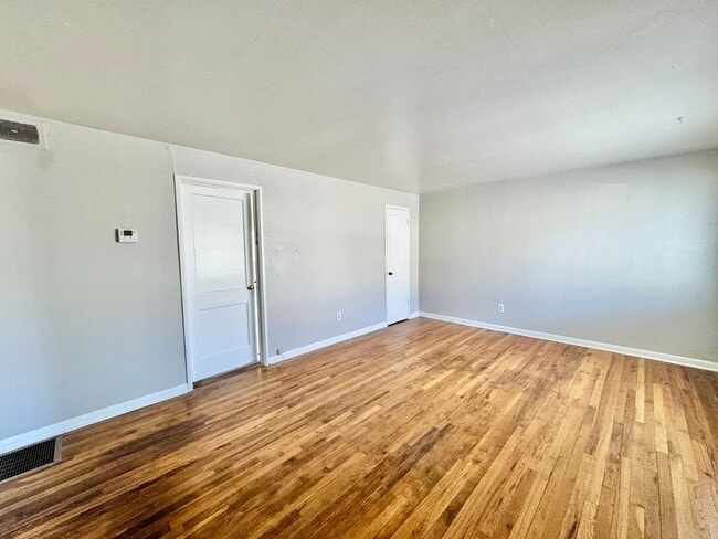 Building Photo - 449 Glen View Ct