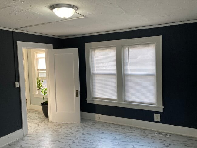 Building Photo - 501 W Columbia Ter