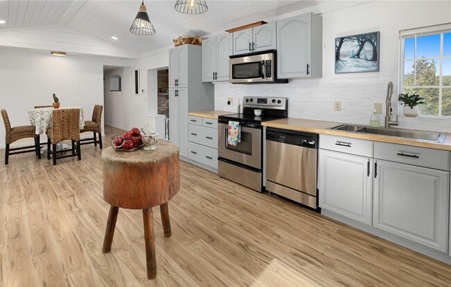 Building Photo - Spectacular Views Close to I-90!