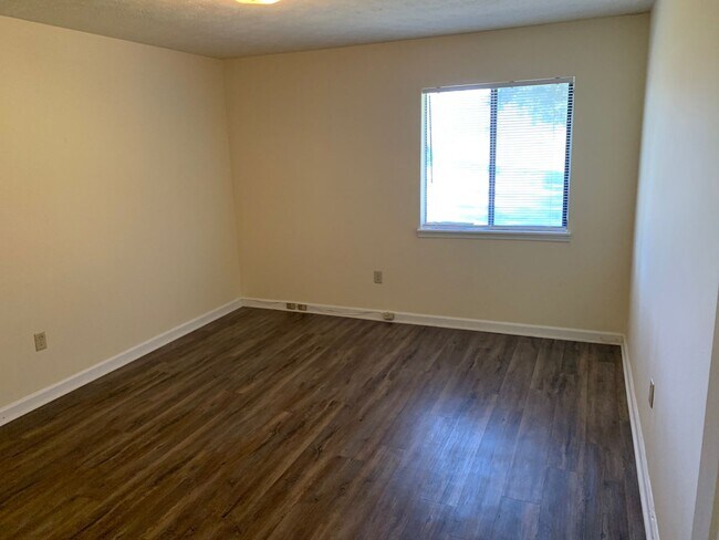 Building Photo - 305/307 Epps Bridge Duplex