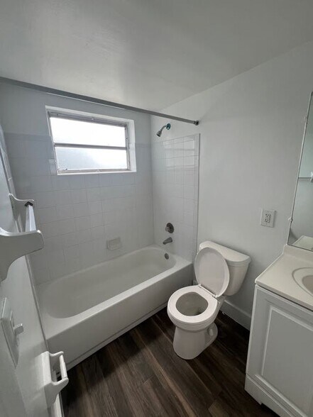 Building Photo - 374 Sunshine Dr