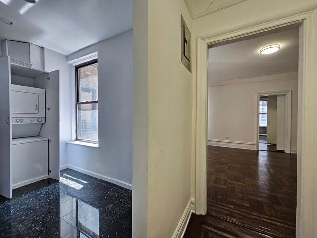 Building Photo - 206 W 104th St