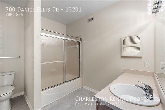 Building Photo - 700 Daniel Ellis Dr