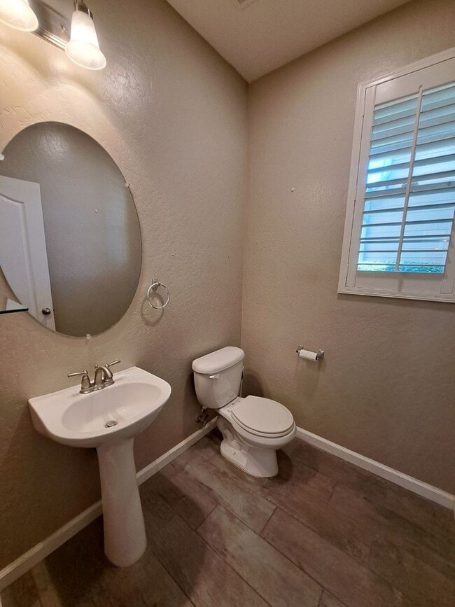 Building Photo - Beautiful 4 Bedroom Home Near Island Water...