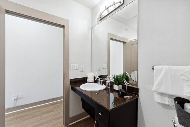 Building Photo - 2922 Elm St