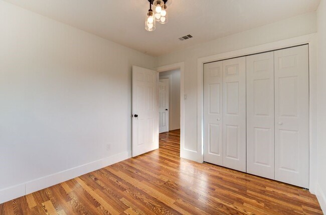 Building Photo - 19403 Lake Hollow Ln