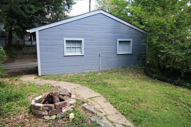 Building Photo - 242 E Northwood Ave