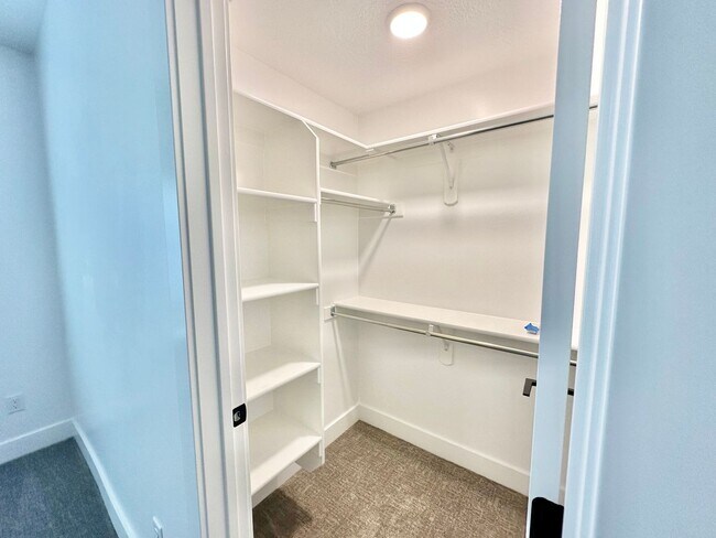 Building Photo - Gorgeous 5 Bed 3.5 Bath Home at Daybreak I...