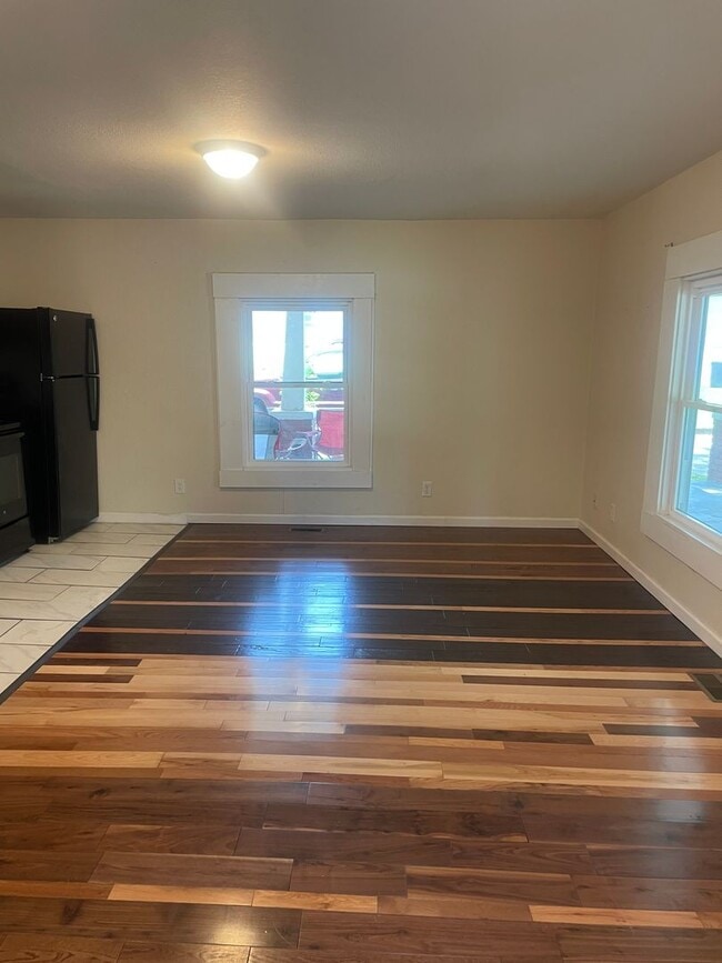 Building Photo - Etowah 37331 - Now available, 2-bedroom, 1-bath apartment conveniently located in Etowah! - Conta...