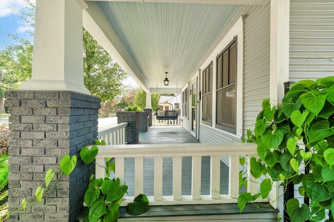 Building Photo - 1024 W Temple St