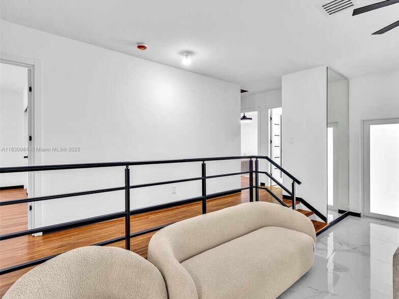 Building Photo - 915 N 14th Ave