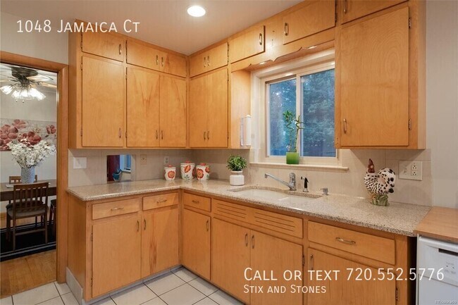 Building Photo - 1048 Jamaica Ct