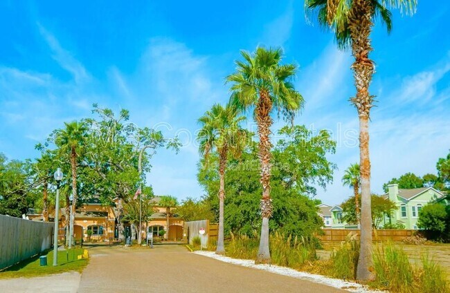 Building Photo - 2252 Beach Dr